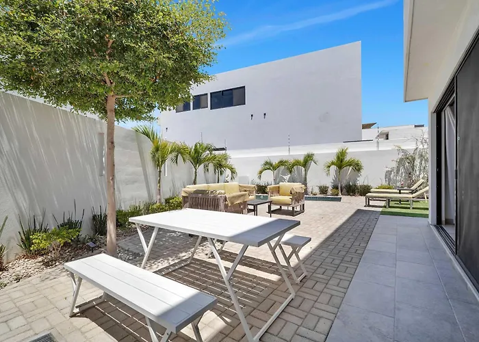 Stunning & Beautiful House With Private Pool *